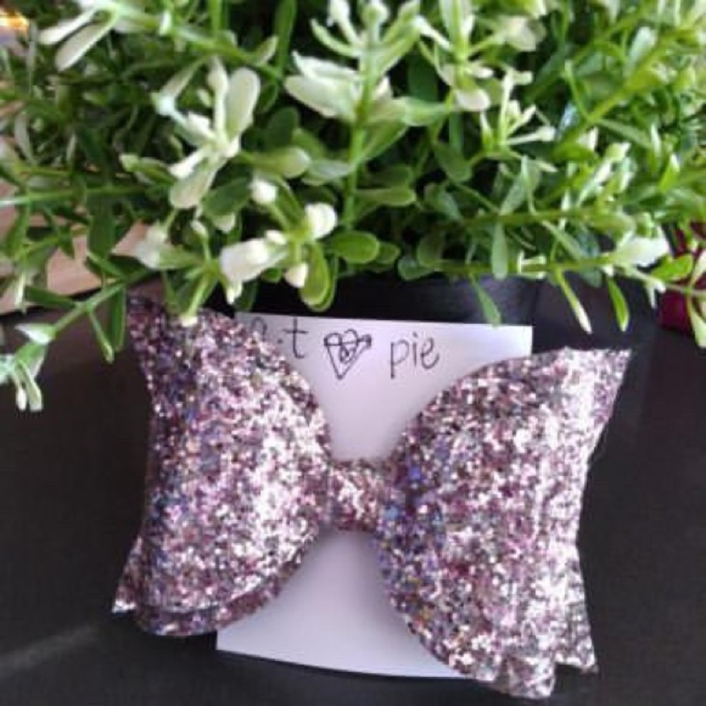 q•t 🥧 pie Large Bow about 4in wide 2 1/2in tall 🎀